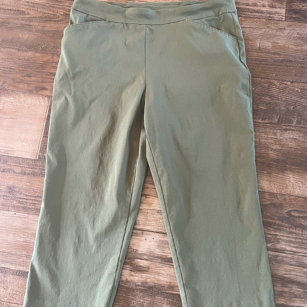 Women’s Time and True Dress Capris size L (12-14)